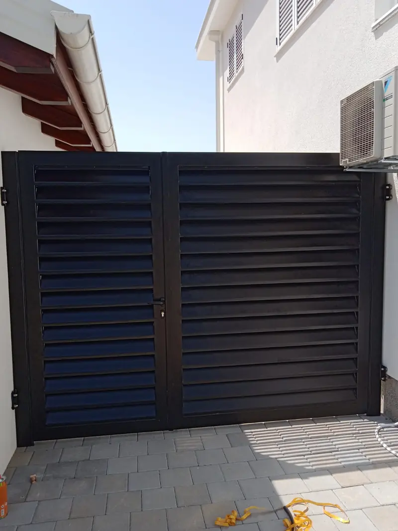 Aluminijska dvokrilna kapija s lamelama