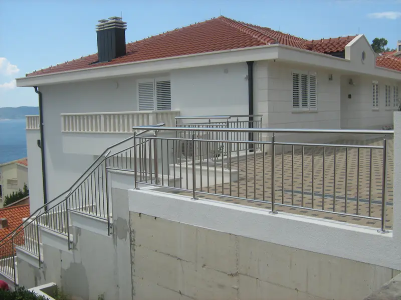 Inox ograda na balkonu kuće