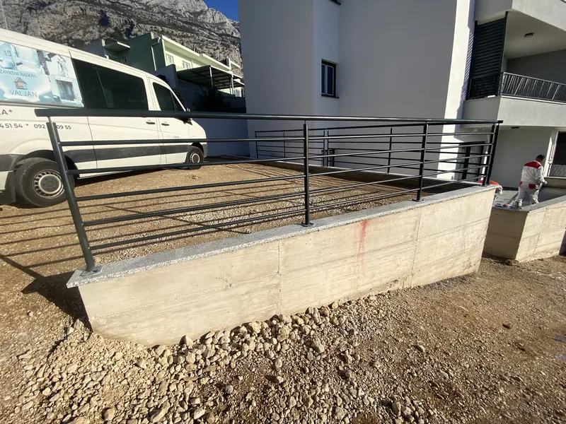 Čelična ograda na terasi uz betonski zid